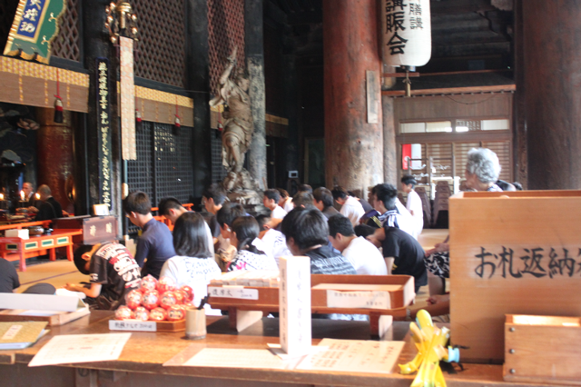 金峯山寺 蔵王堂 朝の勤行を拝観する様子